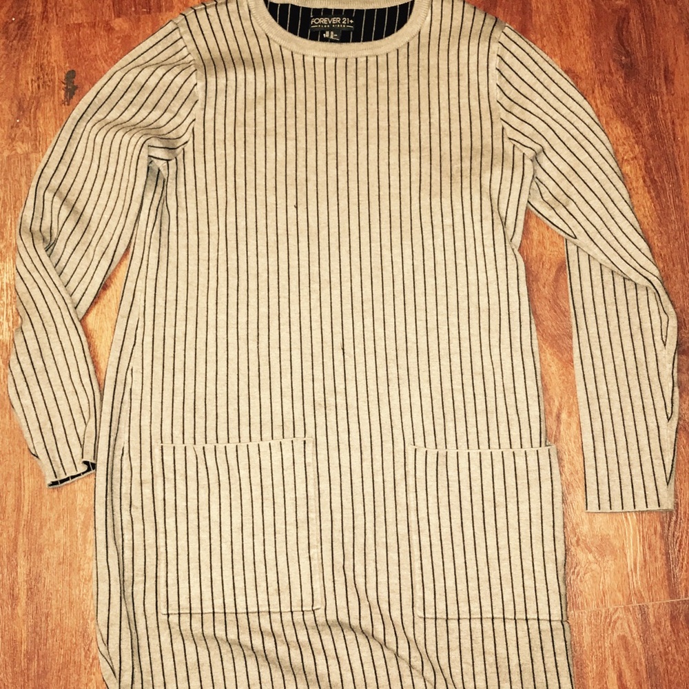 Verticals stripped long sleeved grey dress